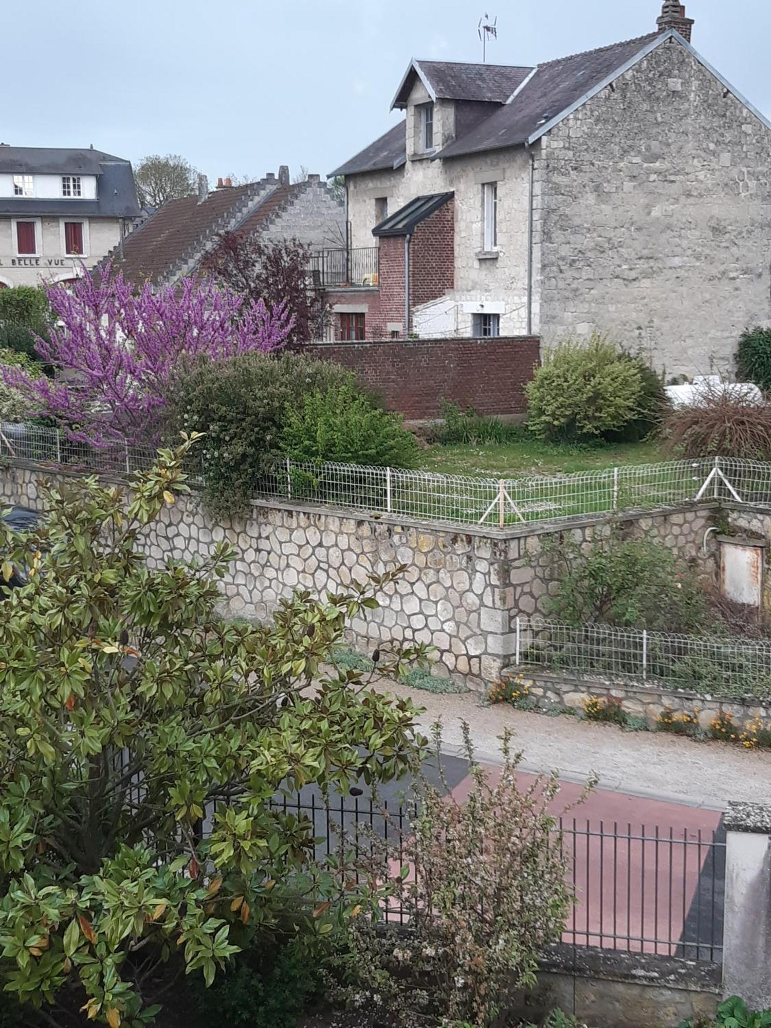 Location A Coucy Le Chateau Esterno foto